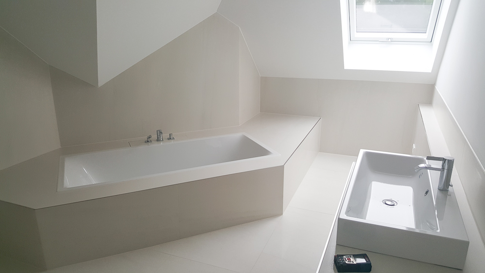 Badezimmer in München mit großformatigen Fliesen umgesetzt: Helles und edles Design für gehobene Ansprüche